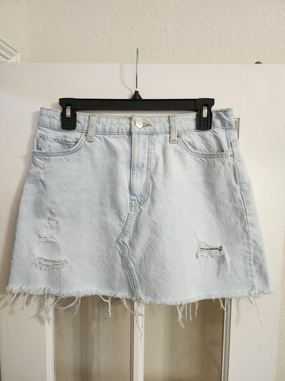 Zara Light Wash Distressed Denim Mini Skirt Raw Hem Size Medium
